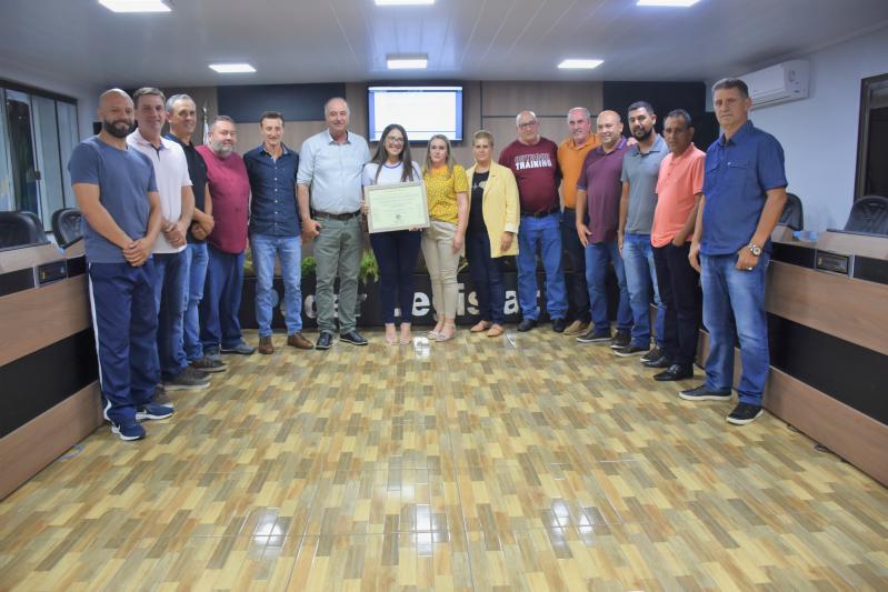 Vereadores entregam Moção de Reconhecimento para professora premiada no Projeto Agrinho